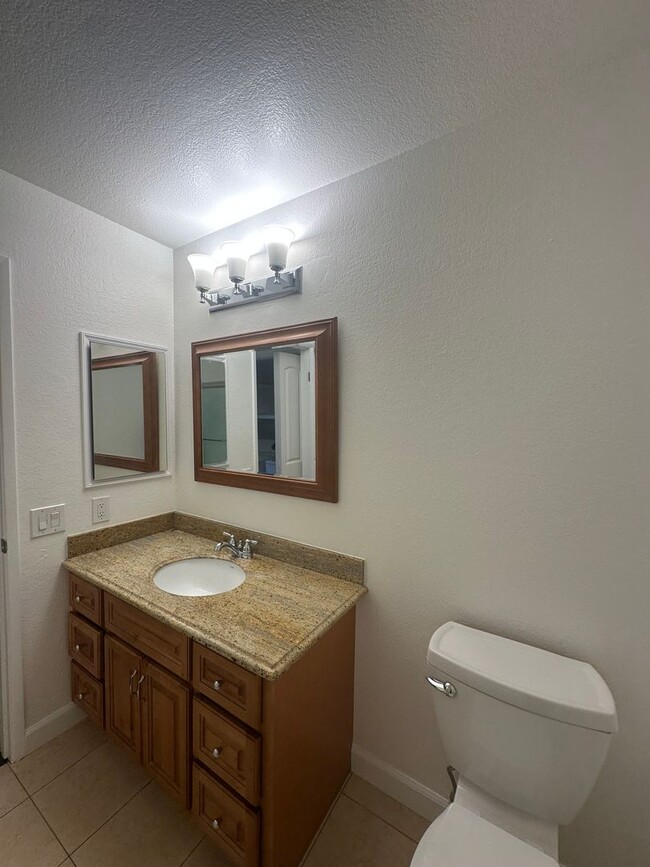 Building Photo - Condo, ready for move-in!