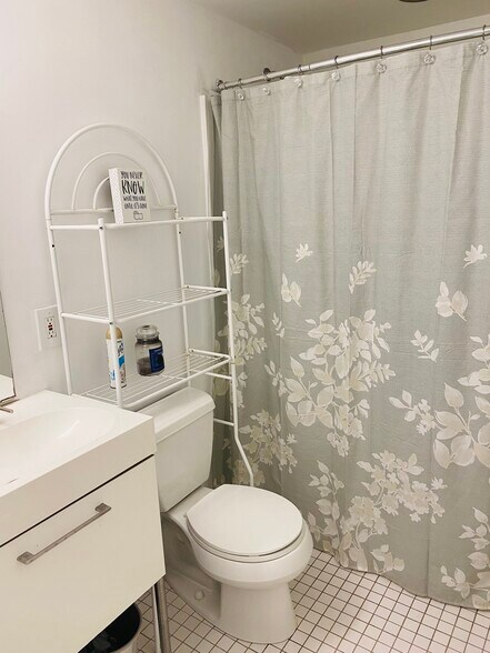 Full bathroom - 2311 Maryland Ave