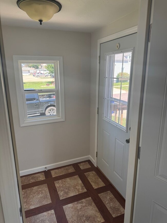 Building Photo - Newly Renovated 2 Bedroom Home Available f...