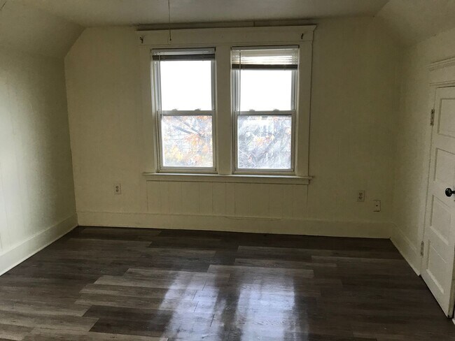 Building Photo - ELM 869-871