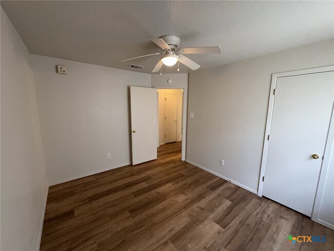 Building Photo - 621 Deloris Dr