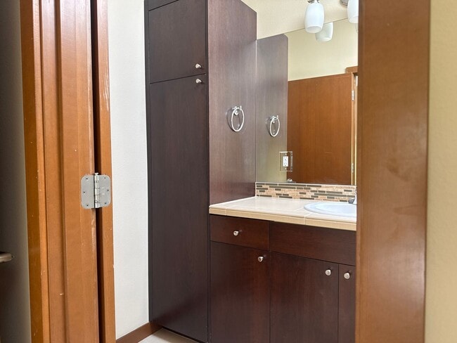 Building Photo - Convenient 3 beds, 2.5 bath in Ballard
