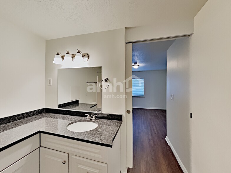 Building Photo - 4384 Maple Dr