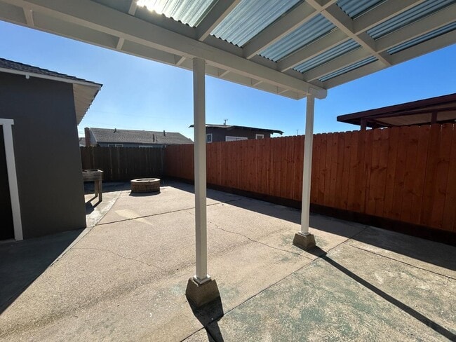 Building Photo - 196 Surf St