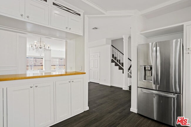 Building Photo - 850 N Poinsettia Pl