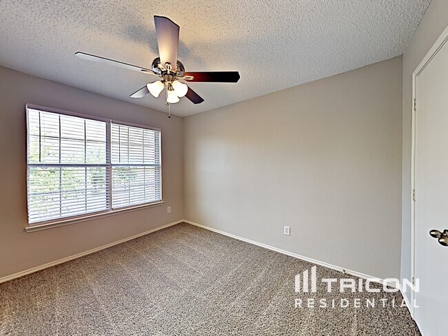 Building Photo - 1002 Windsor Ln