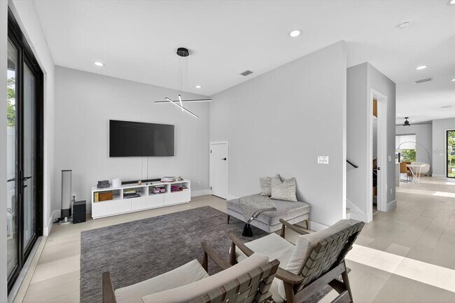 Building Photo - 423 W Amelia Ave