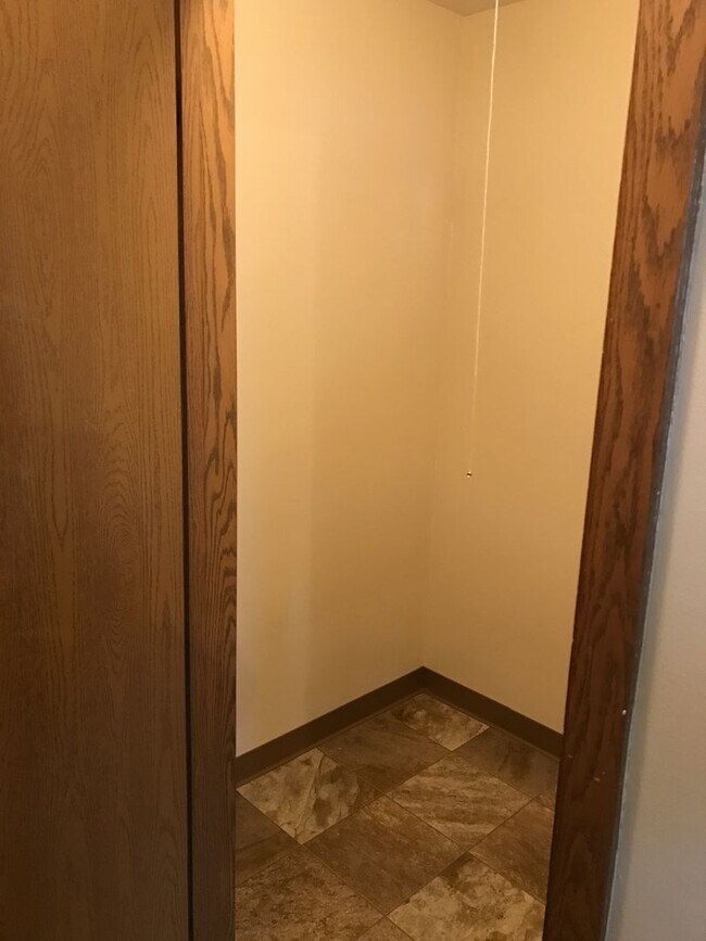 Building Photo - Forestview 1 Bedroom Upper Floor