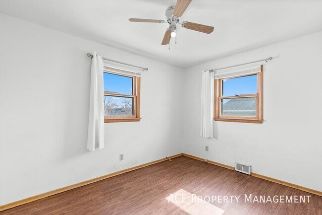Building Photo - 832 Haines Ave