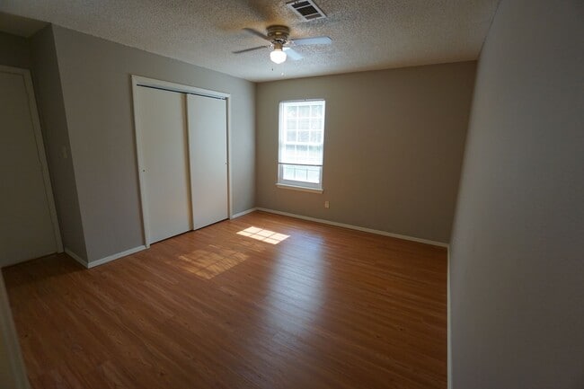 Building Photo - 3 Bed 2 Bath 1 Car Garage with Yard Care Included, Refrigerator Provided.