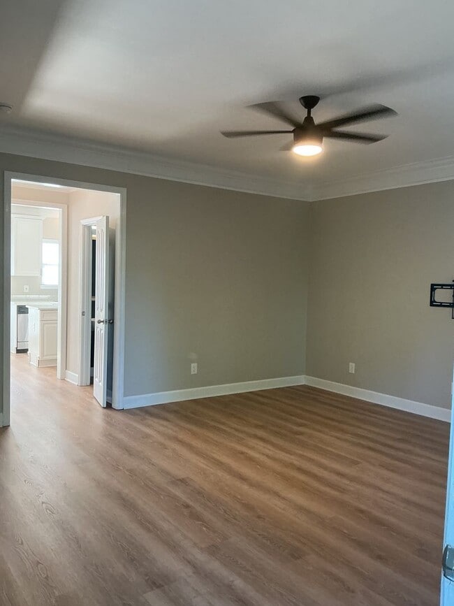 Building Photo - Beautiful 3 Bedroom, 2.5 Bath Townhouse in...