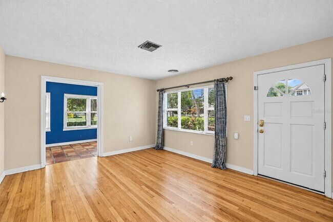 Building Photo - 206 17th Ave NE