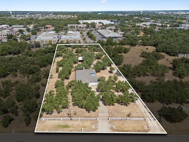 Building Photo - 501 Lone Star Dr