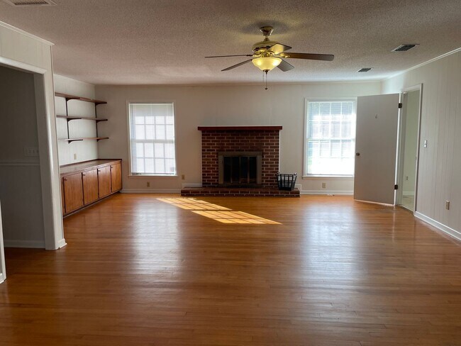 Building Photo - Charming Winter-Ready Home – Yours for $1,825/mo