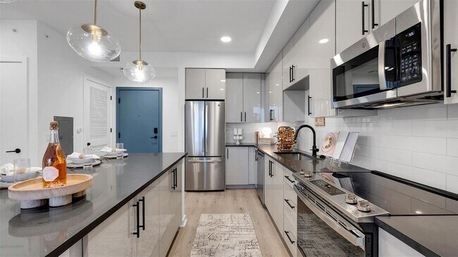 Building Photo - 225 1st Ave N