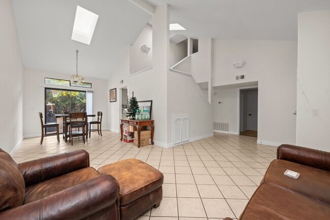 Building Photo - 5 bed/3.5 Bath House - Walk to SDSU!