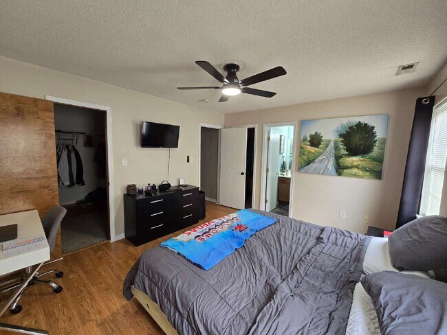 Building Photo - "Charming 3-Bedroom Home with 2 Full Baths in Jacksonville's Cozy Winterberry Court!"