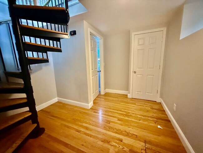 Building Photo - UPDATED MISSION HILL 4 BED/2 BATH ON CALUMET FOR 9/1