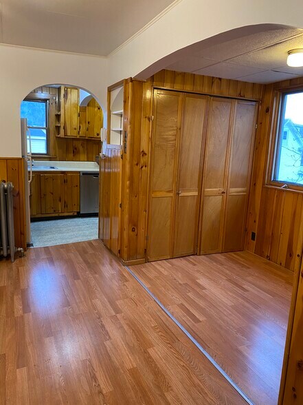 Building Photo - 527 Champlain St