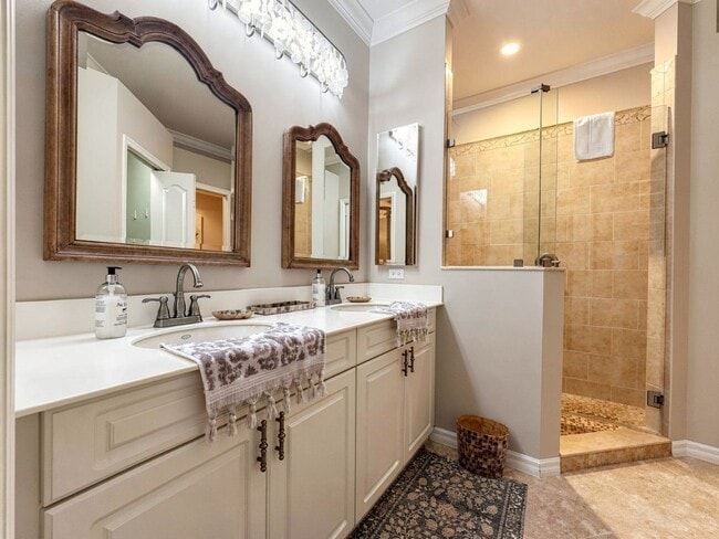 Building Photo - Beautifully furnished 2-bedroom and den, 2-bath in Sterlling Oak