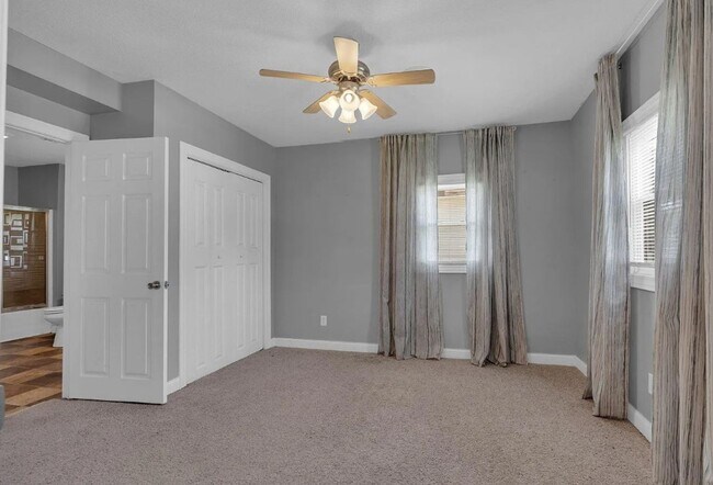 Building Photo - Great one bedroom - Located in Rock Island