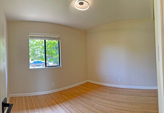 Building Photo - Beautiful Updated 3 Bedroom, 2 Bathroom Sa...
