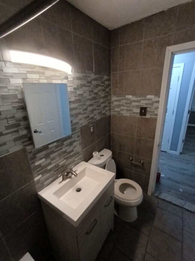 Building Photo - 3 bed/1 bath bungalow - Now Available!