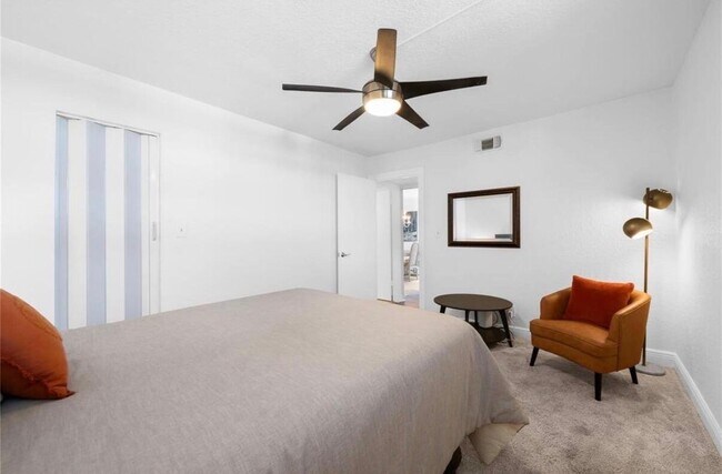 Building Photo - 4800 Bayview Dr