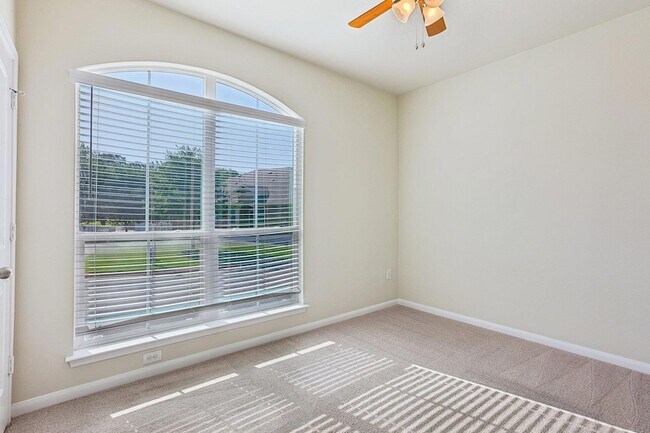 Building Photo - 711 Rolling Oak Dr