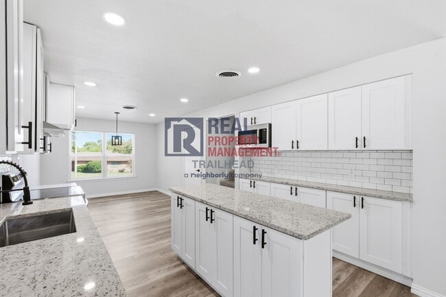 Building Photo - Spacious Modern 5 Bed / 2.5 Bath + 1 Bed / 1 Bath ADU in Wedgwood