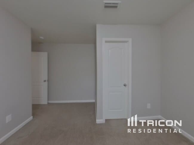 Building Photo - 1401 Waylon Ave