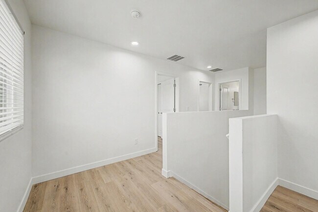 Building Photo - 136 W Latona Rd