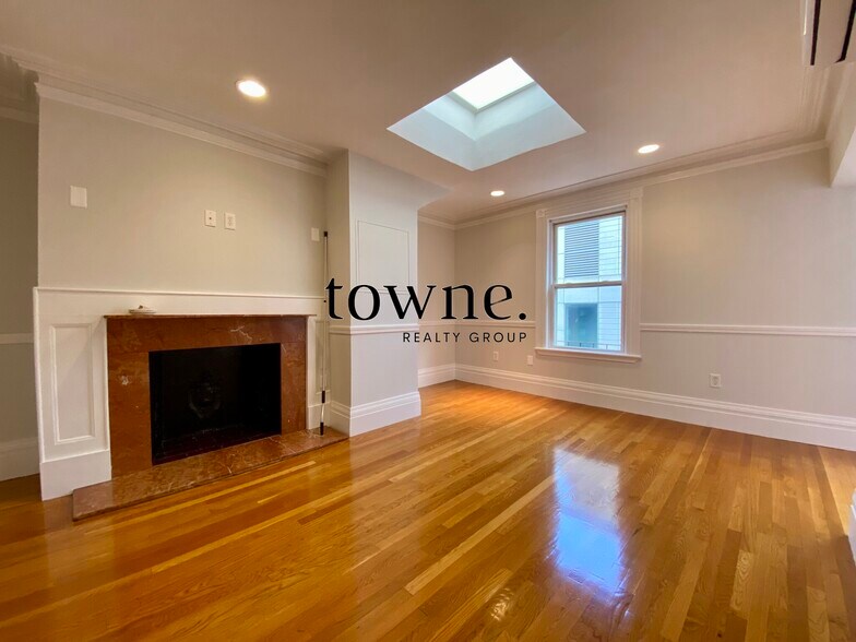 Building Photo - 215 Newbury St