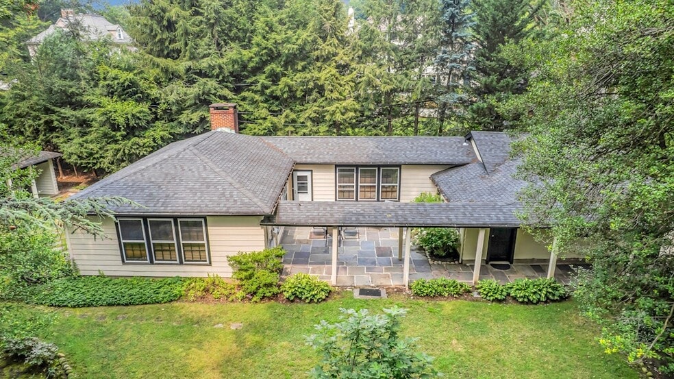 Cottage - 82 Winsor Pl