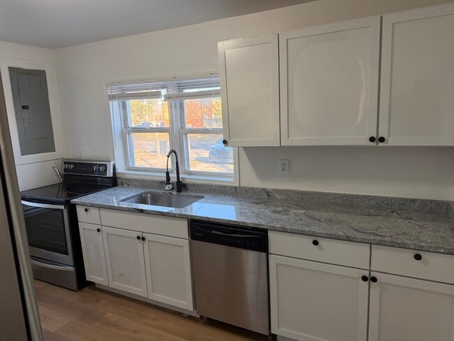 Building Photo - 1665 Elaine Rd