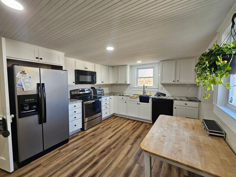 Building Photo - 208 W Main St