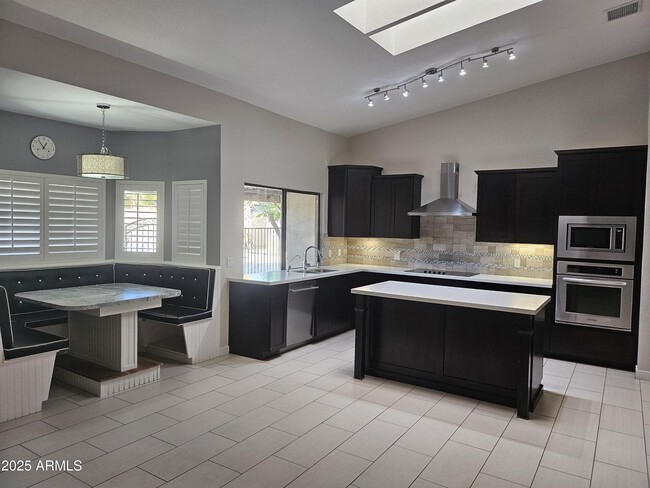 Building Photo - 6002 E Marconi Ave