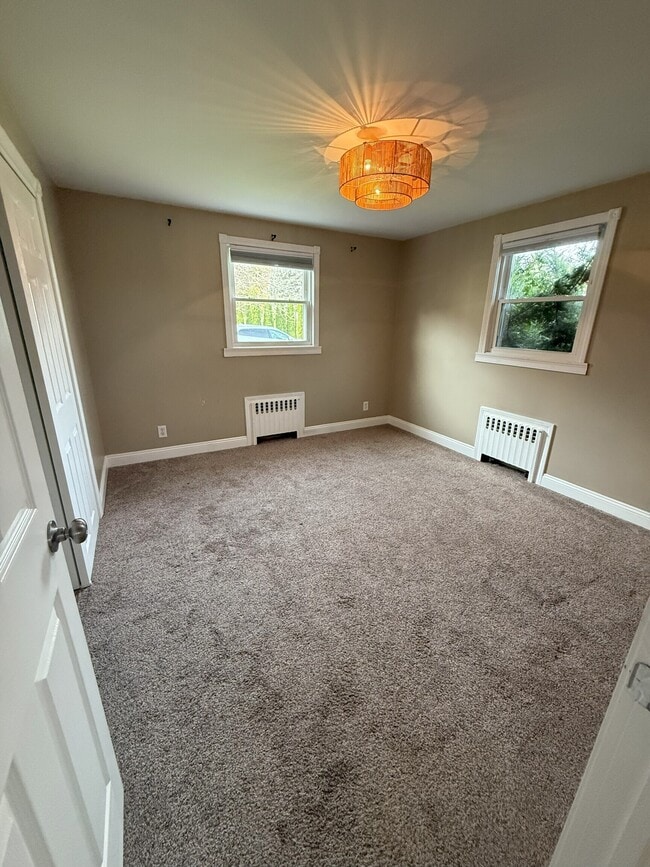 Building Photo - 6 Wells Farm Dr