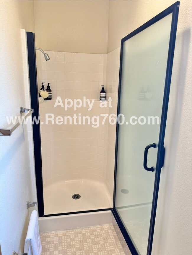 Building Photo - Charming 3 Bedroom 2 Bathroom Home In The Highly Desired Juniper Terrace Neighborhood!!