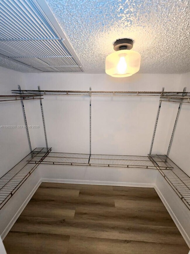 Building Photo - 20130 NE 3rd Ct