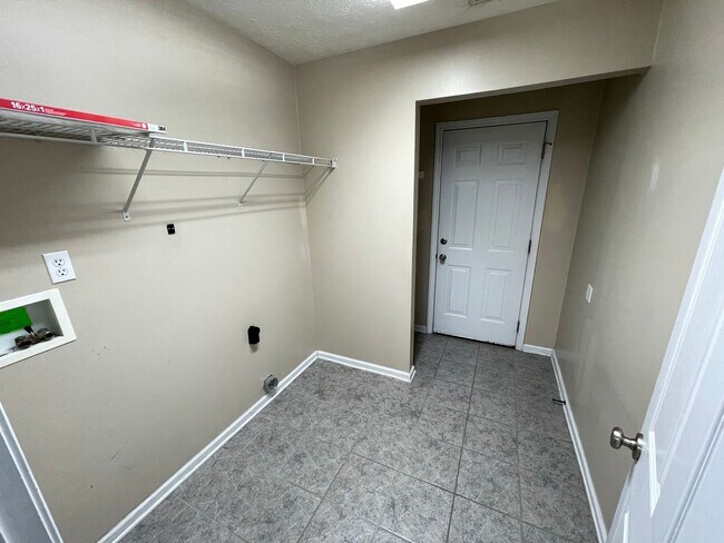 Building Photo - Beautiful Shelbyville Home For Rent
