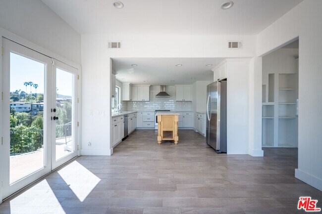 Building Photo - 5026 Medina Rd