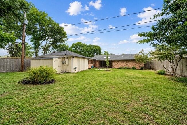 Building Photo - 1810 Droxford Dr