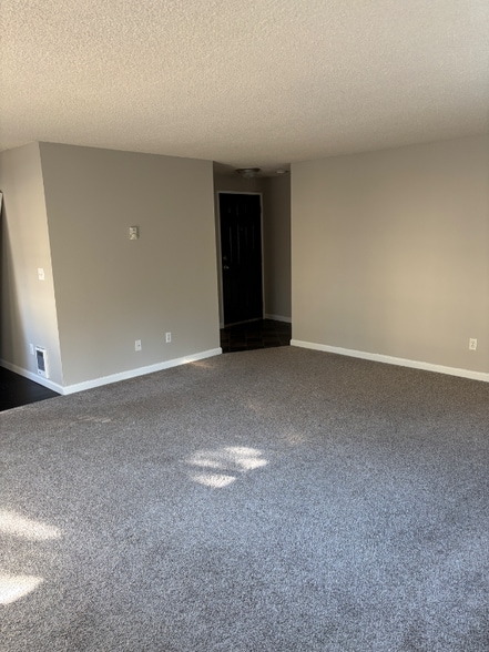 Building Photo - 1620 Kent Des Moines Rd