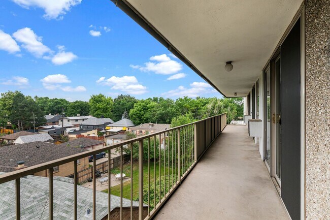 Building Photo - Updated 2-bedroom condo in Denver!