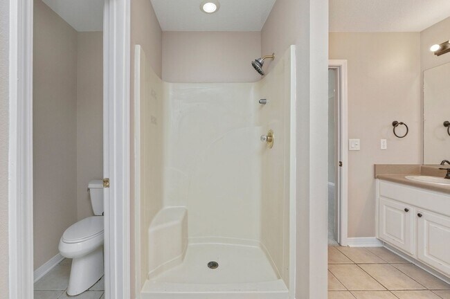 Building Photo - Spacious Home in Navarre!