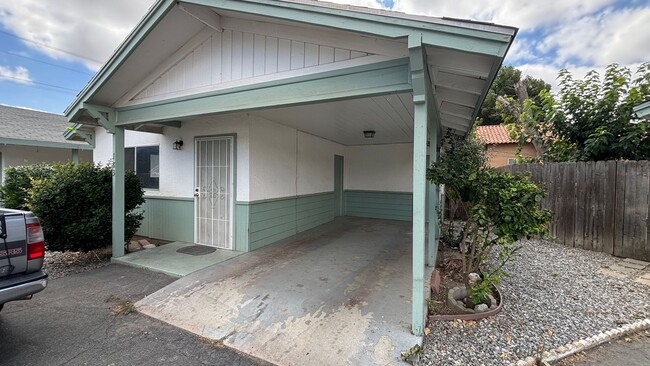 Primary Photo - Cozy Cottage In Private Neighborhood!