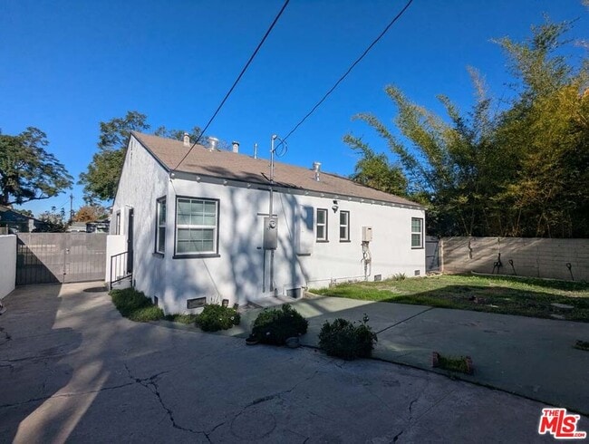 Building Photo - 3966 S Victoria Ave