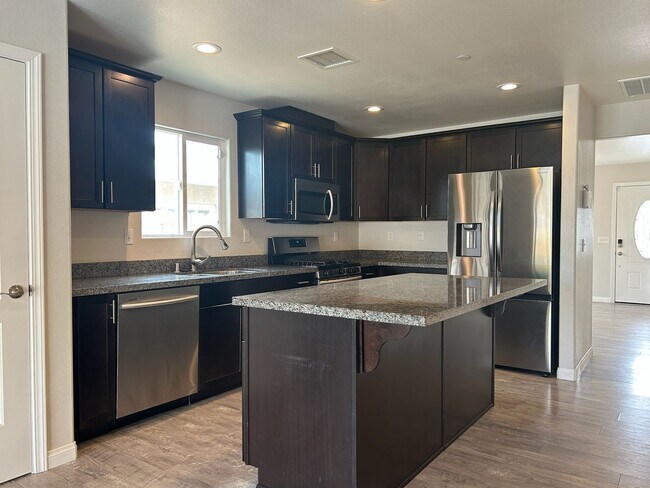 Building Photo - Please contact Vaughn Realty to set up an appointment, 760-446-6561