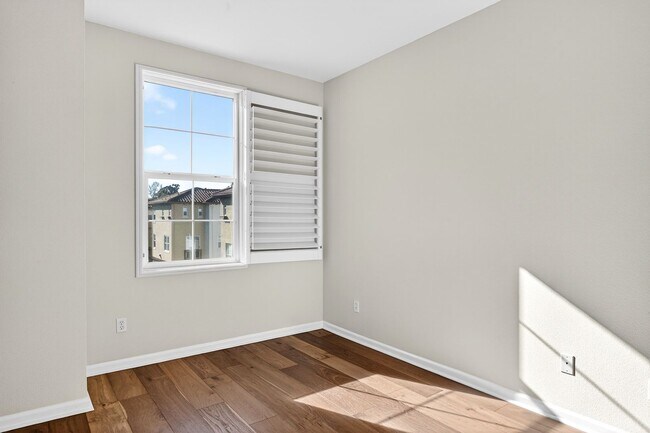 Building Photo - Beautiful Upgraded Townhome: 1,676 sqft, 2-Car Garage + Iron Horse Trail Access